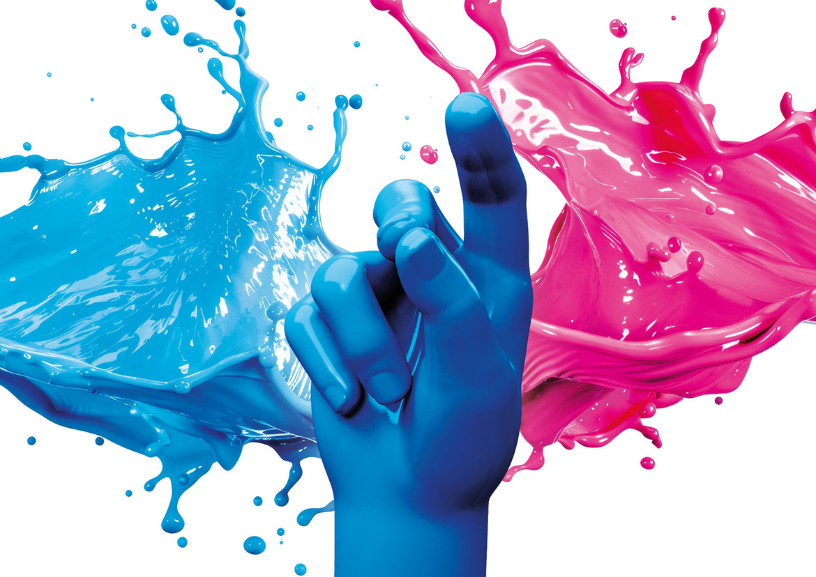 Schnipsende Hand vor spritzenden Flüssigkeiten