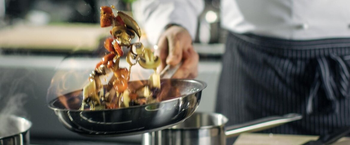 Na co zwrócić uwagę wybierając patelnie gastronomiczne Na co zwrócić uwagę wybierając patelnie gastronomiczne