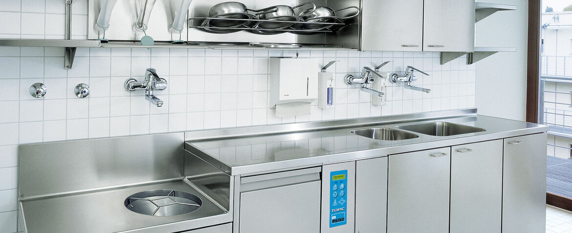 Utility room containing care utensils and a TOPIC washer-disinfector Utility room containing care utensils and a TOPIC washer-disinfector