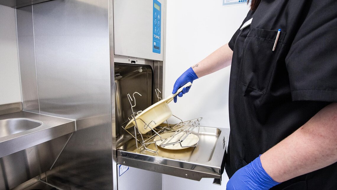 TOPIC bed pan cleaner in nursing home Steckbeckenspüler im Pflegeheim