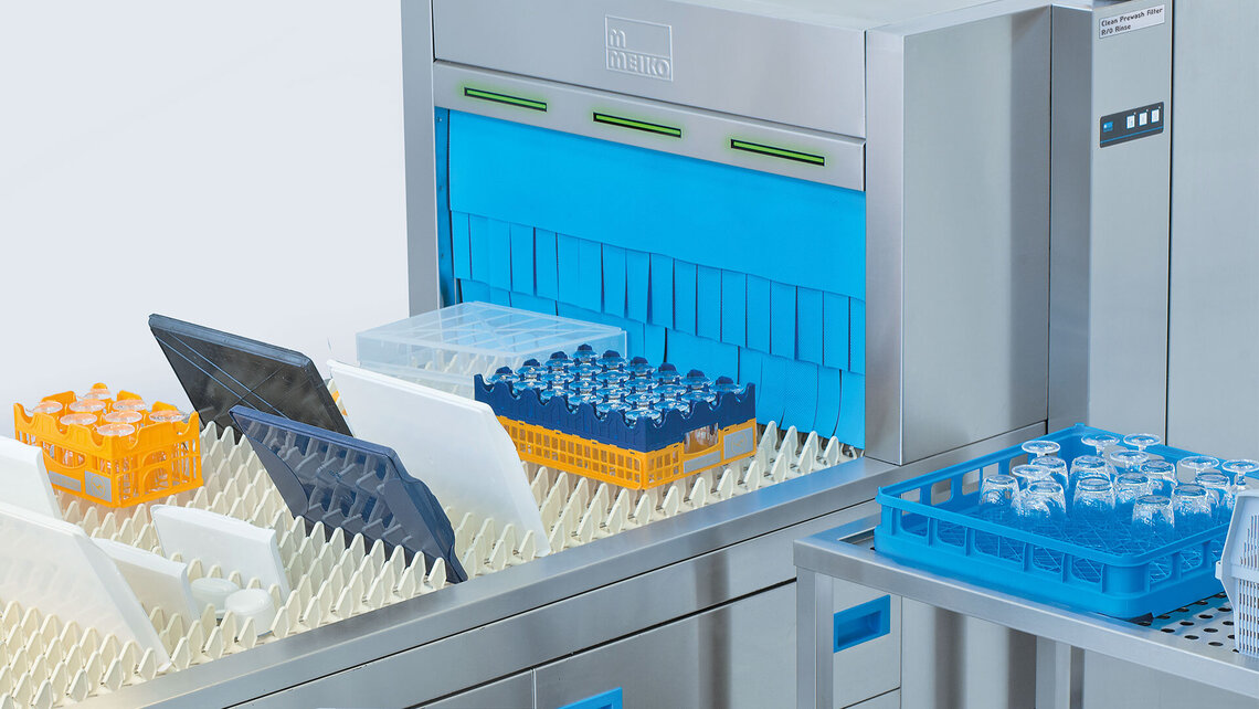 M-iQ dishwashing at the restaurant dishwashing at the restaurant with M-iQ