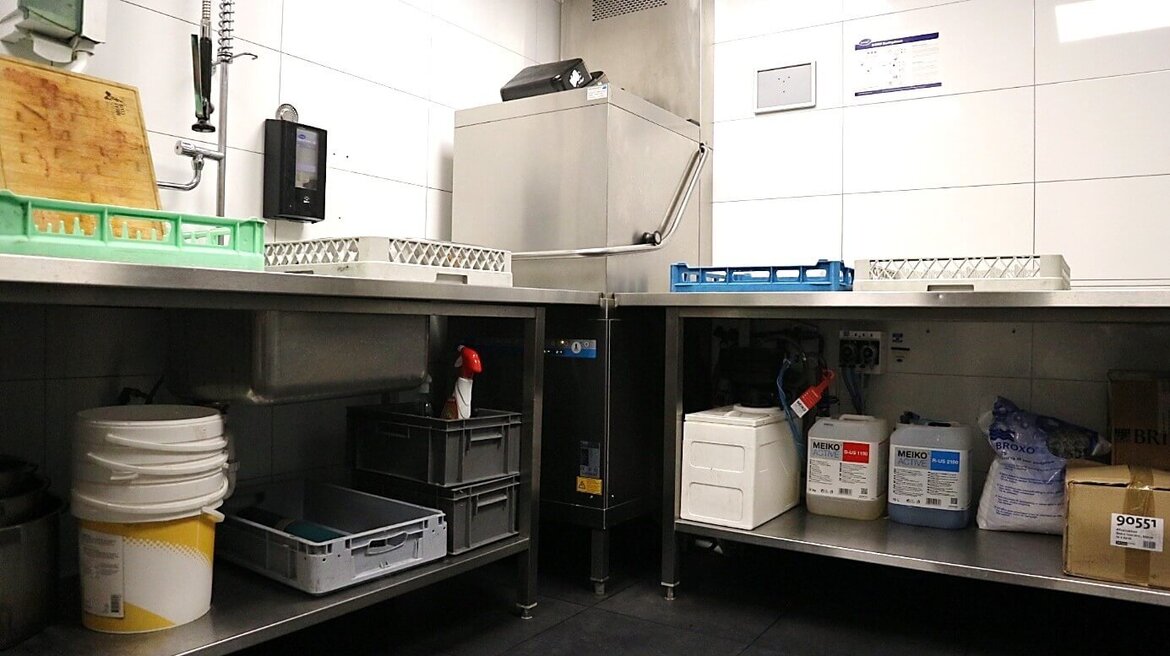 The DV 80.2 hood type dishwashing machine from MEIKO The MEIKO hood type dishwashing machine in the dishwashing area