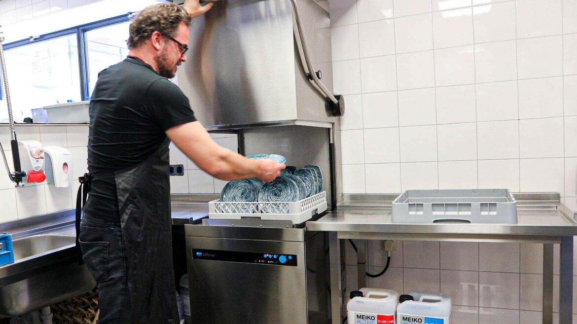 Bart Vleugel operates the dishwasher regularly himself Managing Director Bart Vleugel operates the dishwasher regularly himself