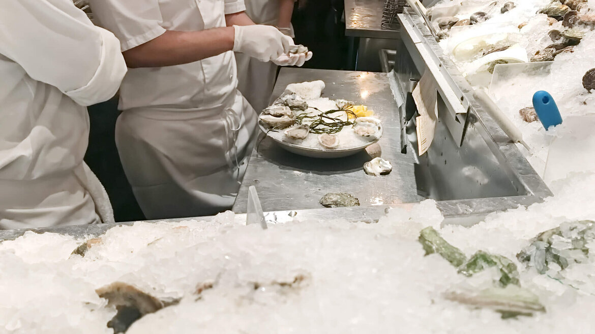 Czy warto wyposażyć lokal gastronomiczny w stół chłodniczy i mroźniczy?