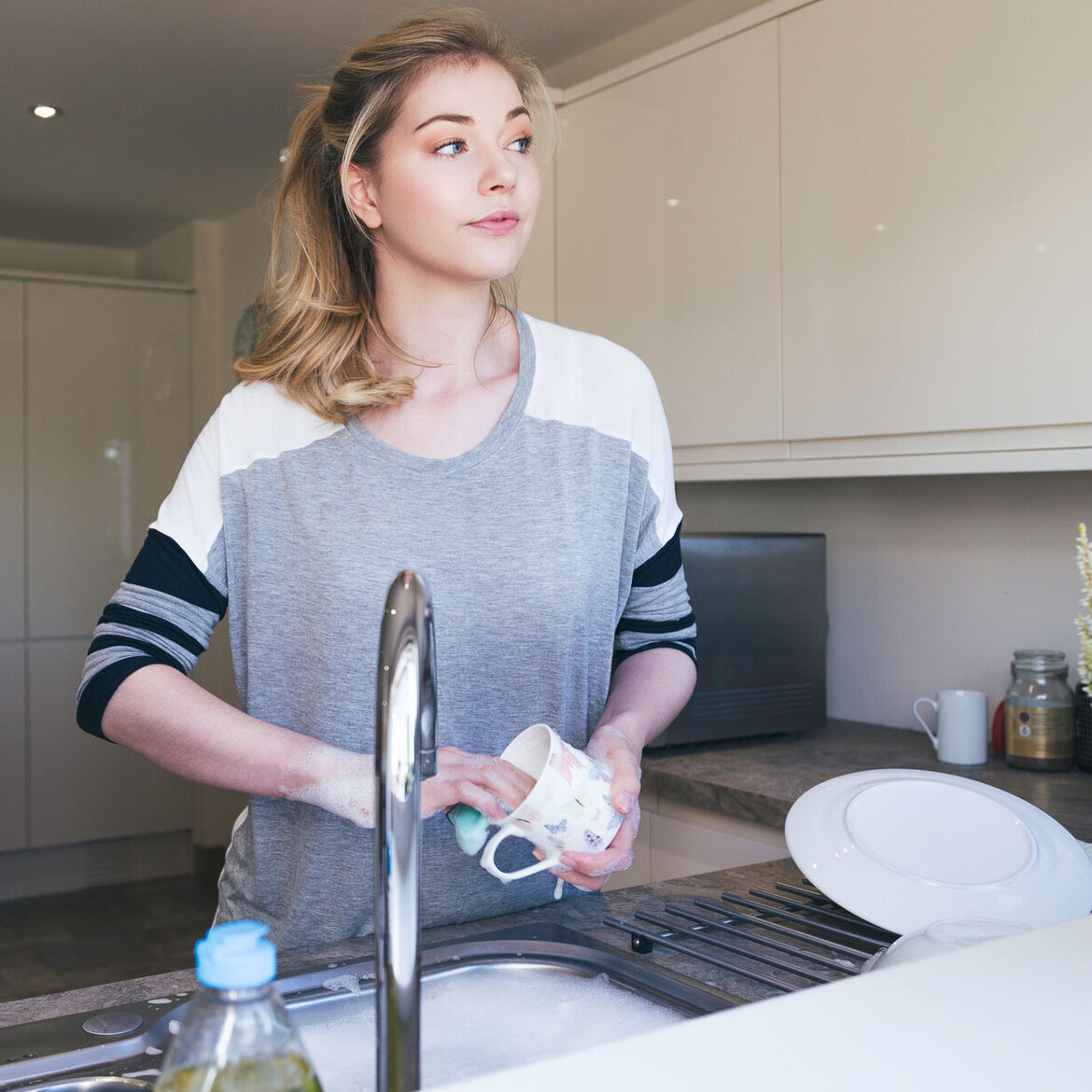 Pre-rinsing with washing-up liquid leads to poor washing results in the dishwasher Pre-rinsing with washing-up liquid leads to poor washing results in the dishwasher