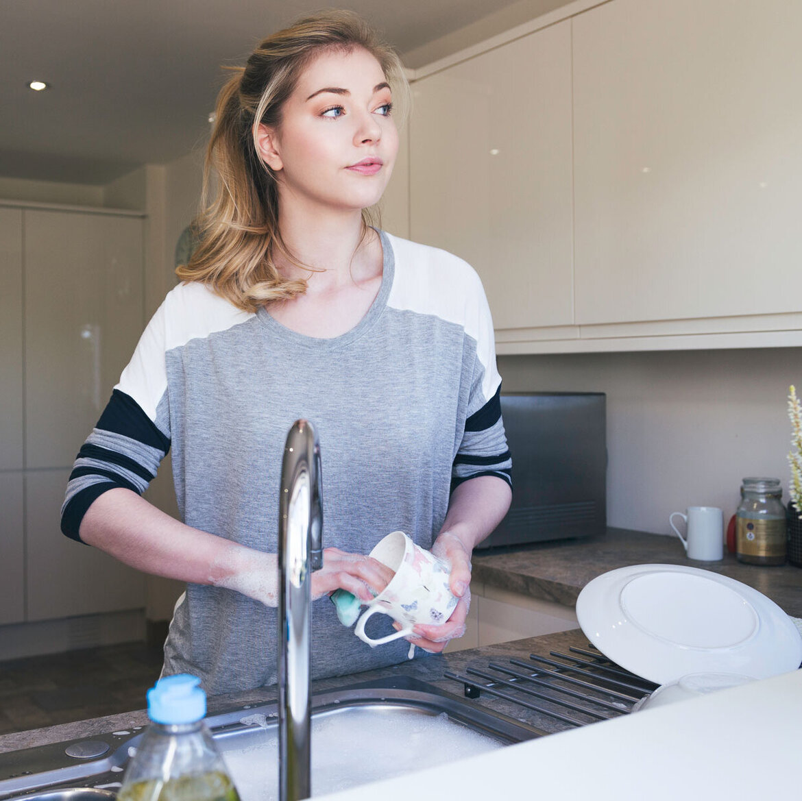 Pre-rinsing with washing-up liquid leads to poor washing results in the dishwasher Pre-rinsing with washing-up liquid leads to poor washing results in the dishwasher