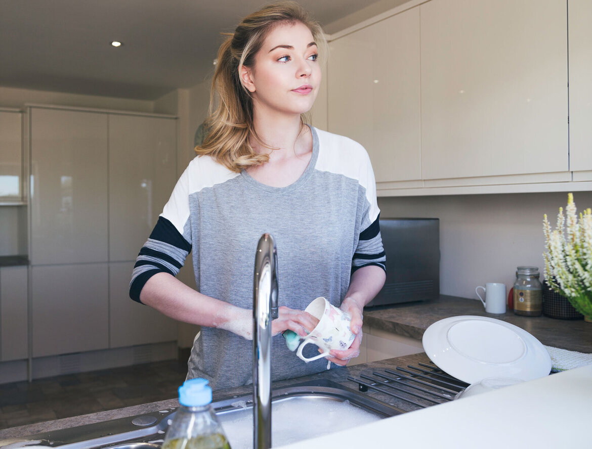 Pre-rinsing with washing-up liquid leads to poor washing results in the dishwasher Pre-rinsing with washing-up liquid leads to poor washing results in the dishwasher