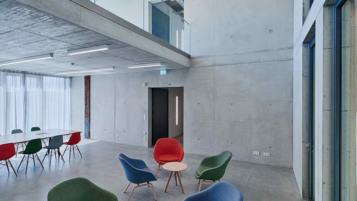 Inside the grid-supportive, zero-energy building Source: Bernhard Strauss Photography, Freiburg Inside the grid-supportive, zero-energy building Source: Bernhard Strauss Photography, Freiburg