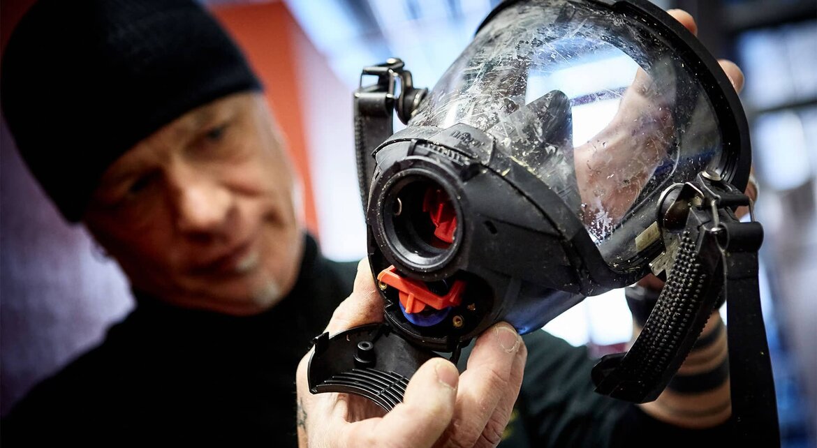 Eine von rund 400 Masken, die Atemschutzgerätewart Markus Kummer regelmäßig mit TopClean M wartet. Eine von rund 400 Masken, die Atemschutzgerätewart Markus Kummer regelmäßig mit TopClean M wartet.