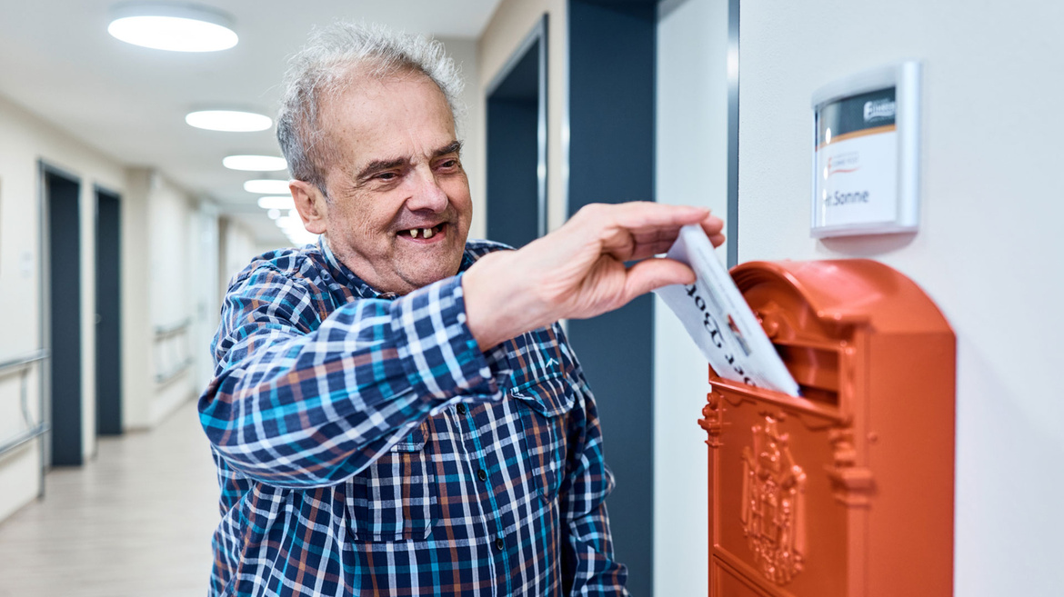 Bewohner Heinrich Emmenecker bei seinem ehrenamtlichen Dienst als Postbote
