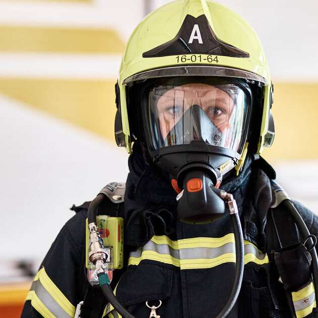 Feuerwehrfrau Vera möchte am liebsten jedes Feuerwehrmitglied vor Feuerkrens schützen. Feuerwehrfrau Vera möchte am liebsten jedes Feuerwehrmitglied vor Feuerkrebs schützen.