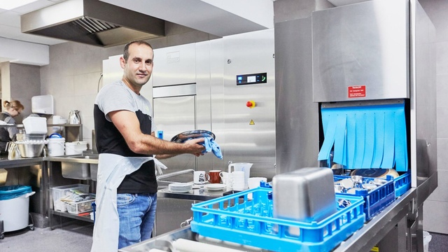 Geschirrspülen im Hotel mit MEIKO