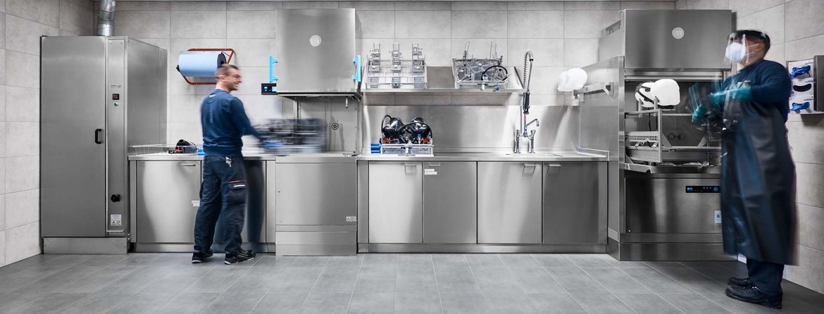 Arbeitsrichtung von rechts nach links: Reinigung in der TopClean D, Desinfektion im TopClean H, Trocknung im Trockenschrank