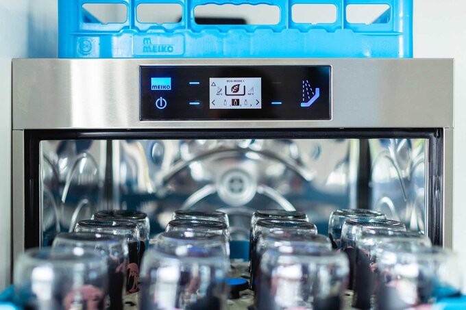 16 Milchflaschen im Flaschenreinigungssystem von MEIKO Das Flaschenreinigungssystem von MEIKO mit 16 Milchflaschen