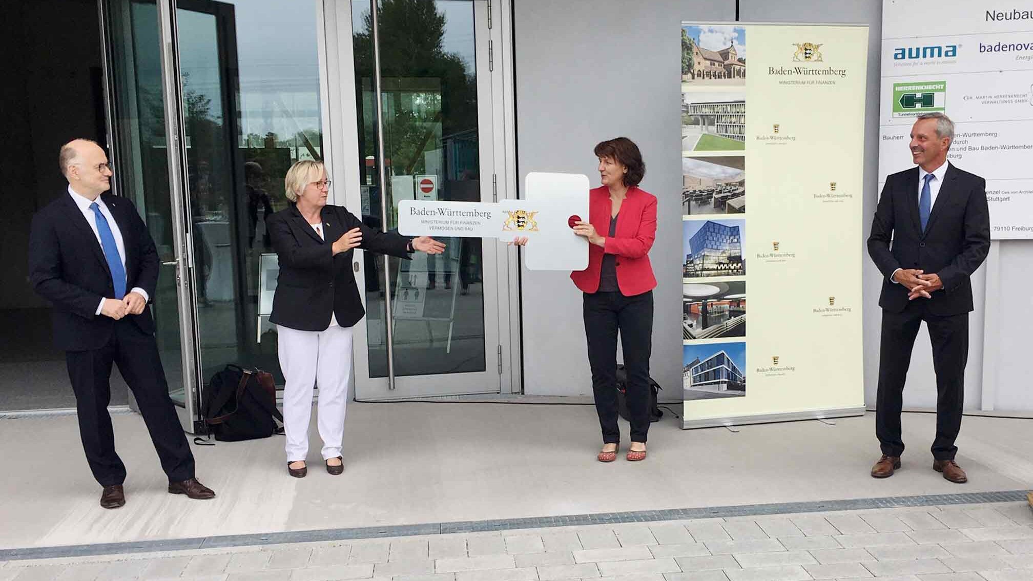 Theresia Bauer (State Minister for Science, Research and the Arts), Prof. Winfried Lieber (Rector of Offenburg University), Gisela Splett (State Secretary of Finance), Karl-Heinz Bühler (Head of Assets and Construction at Freiburg City Council), (from left to right)   Source: Baden-Württemberg Finance Ministry
