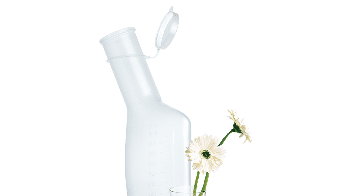 Urinflasche Blumen im Glas Blumen und Urinflasche