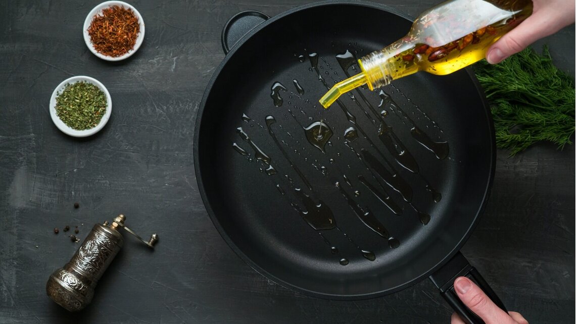 Na co zwrócić uwagę wybierając patelnie gastronomiczne