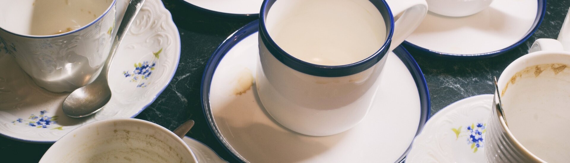 Benutztes Kaffee- und Teegeschirr Benutztes Kaffee- und Teegeschirr
