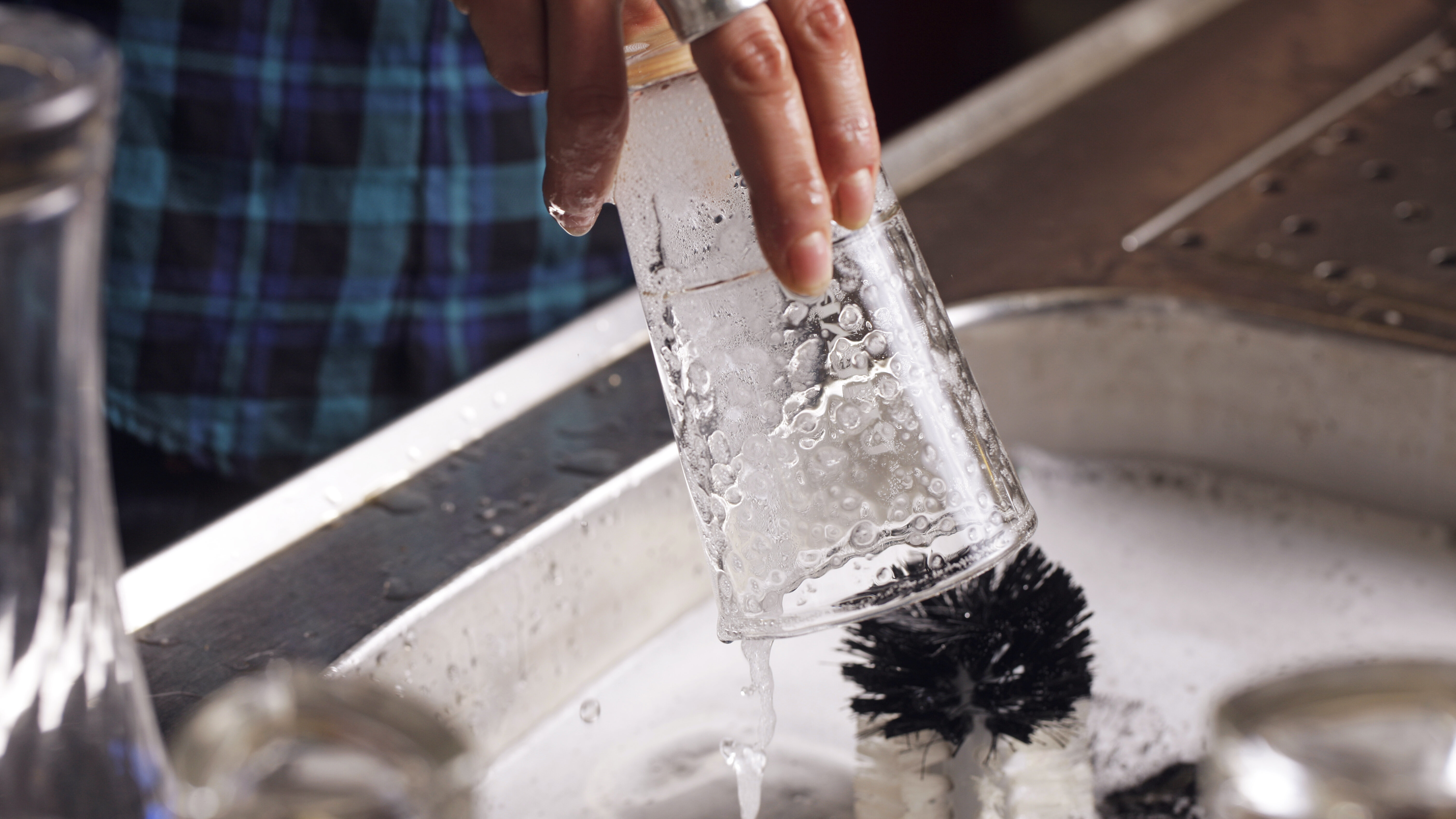Handmatig spoelen volstaat niet en kost meer energie, water, chemie en personeel Handmatig spoelen volstaat niet en kost meer energie, water, chemie en personeel
