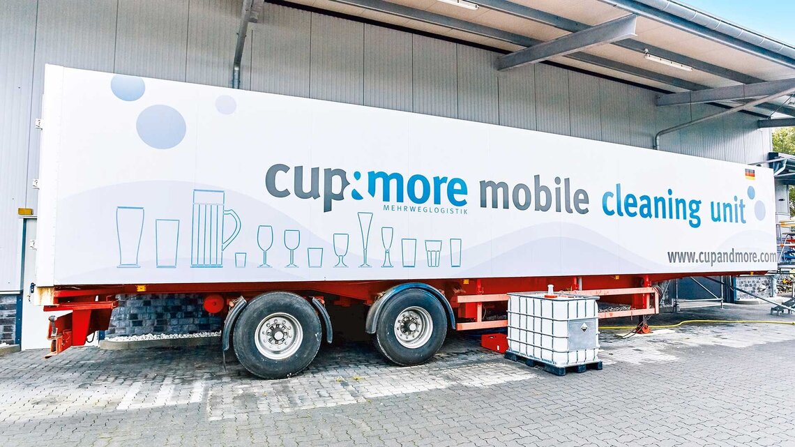 Truck with M-iQ flight type dishwasher LKW mit Bandtransportspülmaschine M-iQ