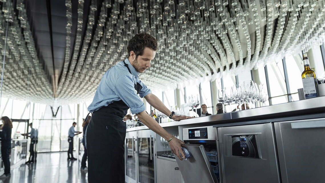 Gids opent vaatwasmachine M-iClean U