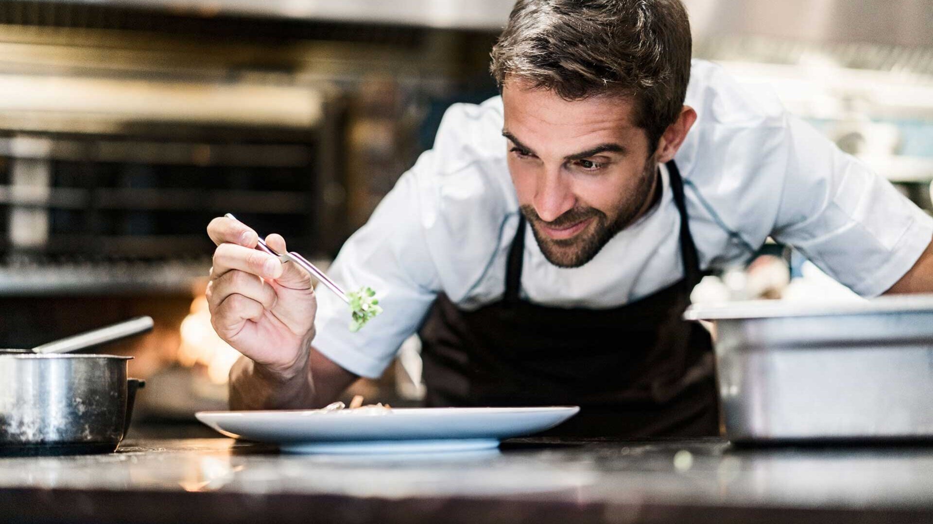  Cook está preparando la comida en el plato