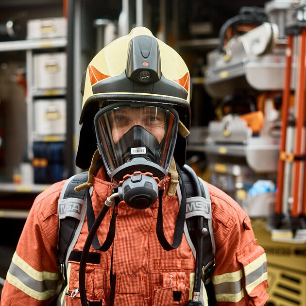 Feuerwehrmann und Jugendfeuerwehrleiter Silvio und seine Kameradinnen und Kameraden versuchen sich so gut es geht zu schützen, denn niemand möchte später an Feuerkrebs erkranken. Feuerwehrmann und Jugendfeuerwehrleiter Silvio und seine Kameradinnen und Kameraden versuchen sich so gut es geht zu schützen, denn niemand möchte später an Feuerkrebs erkranken.