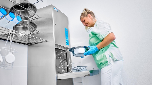 MEIKO TOPIC Steckbeckenspüler wird von Pflegekraft bedient