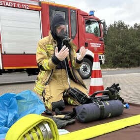 Einsatzhandschuhe ausziehen, Einmalhandschuhe anziehen