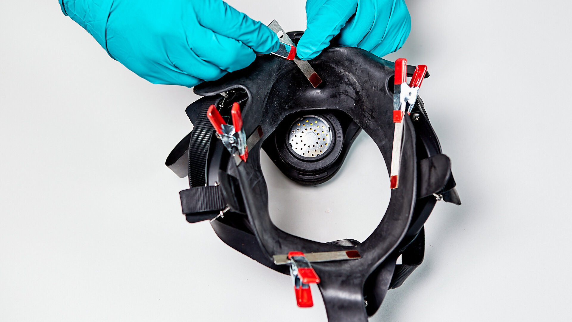 Vier von sechs Bioindikatoren auf der Maske platzieren. Vier von sechs Bioindikatoren auf der Maske platzieren.