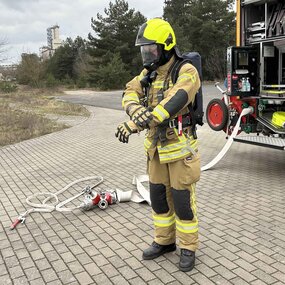 Épousseter la tenue de protection en la tapotant Épousseter la tenue de protection en la tapotant