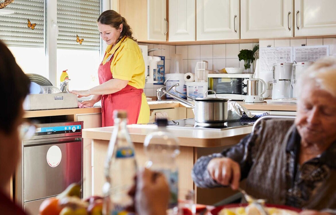 Professionelle Spülmaschine im Altenpflegeheim Professionelle Spülmaschine im Altenpflegeheim