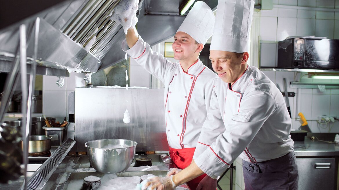 Cleaning commercial kitchen equipment Cleaning commercial kitchen equipment