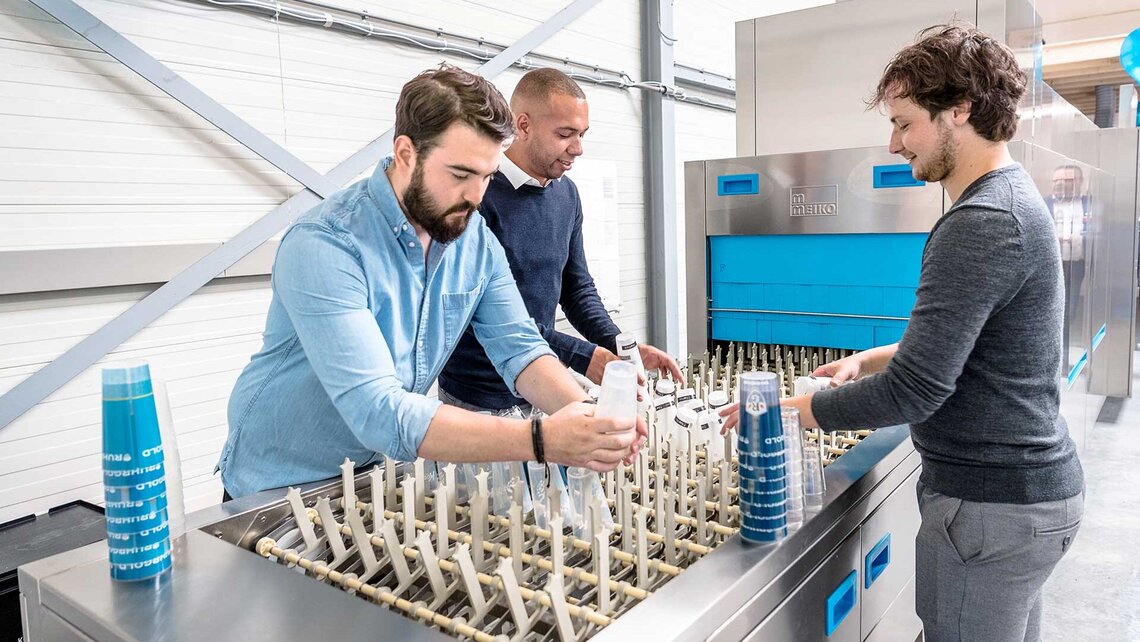 Professionally cleaned and dried hard plastic cups are stacked and made ready for storage. Professionell gespülte und getrocknete Becher aus Hartplastik werden gestapelt und zum Wegpacken vorbereitet.
