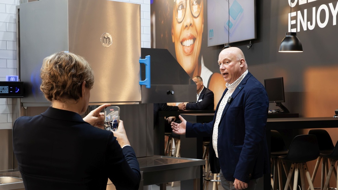 Yannick voor de camera van Jet Yannick Dedoyard voor de camera op Horeca Expo