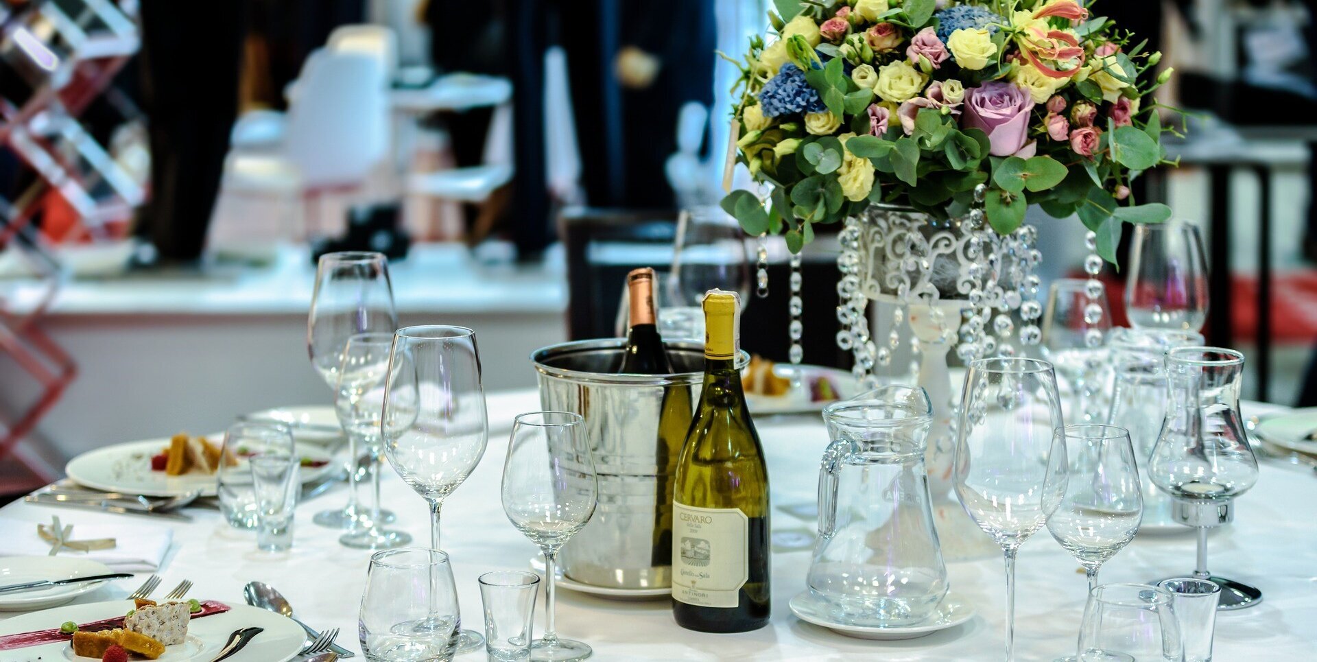 Ansprechend gedeckter Tisch in einem Hotelrestaurant Ansprechend gedeckter Tisch in einem Hotelrestaurant