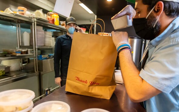 Jak dowozić jedzenie? Gastronomia na wynos krok po kroku Jak dowozić jedzenie? Gastronomia na wynos krok po kroku