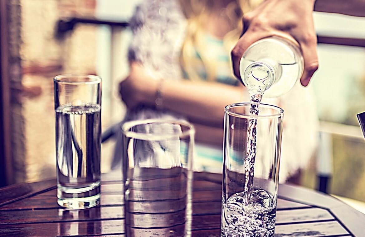 Frisches Wasser aus einer Glasflasche Frisches Wasser aus einer Glasflasche
