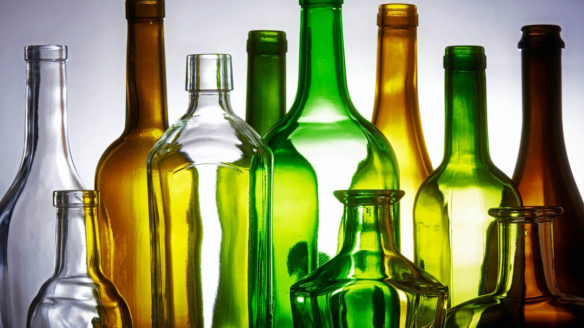 Saubere Glasflaschen  Sauber: Glasflaschen in verschiedenen Größen und Farben