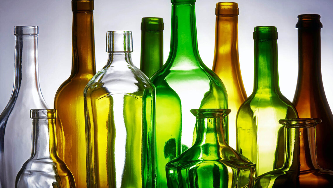 Clean glass bottles Sauber: Glasflaschen in verschiedenen Größen und Farben