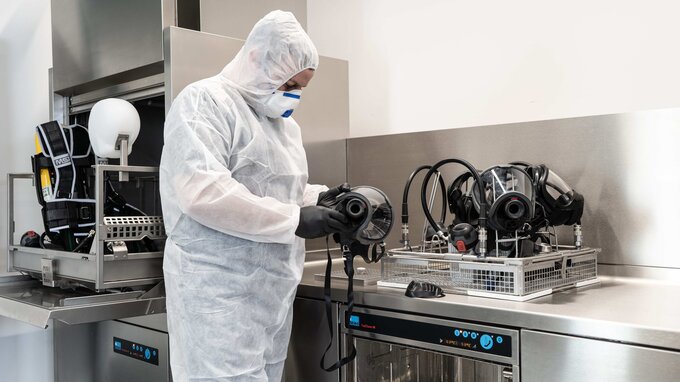 Gerätewart demontiert Masken und Pressluftatmer Gerätewart demontiert Masken und Pressluftatmer