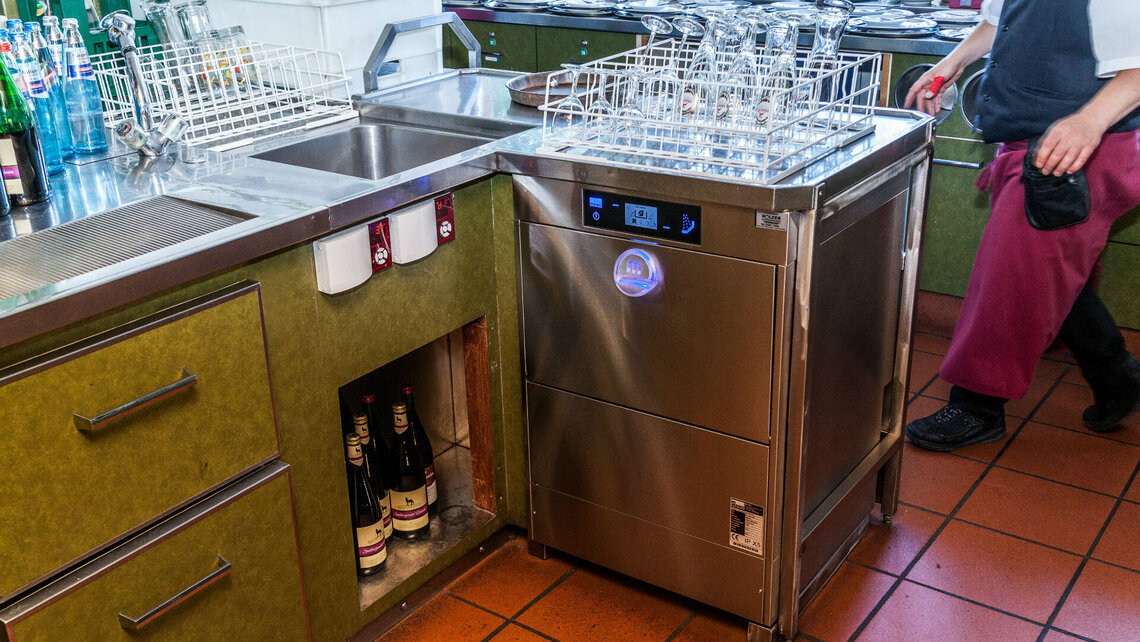 M-iClean Glaeserspuelmaschine unter dem Tresen