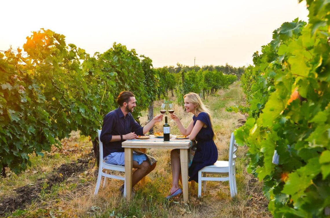 enoturismo-lombardia Giovane coppia in un vigneto