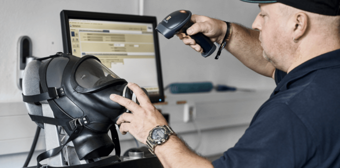 Atemschutzgerätewart registriert eine Maske im System. Atemschutzgerätewart registriert eine Maske im System.
