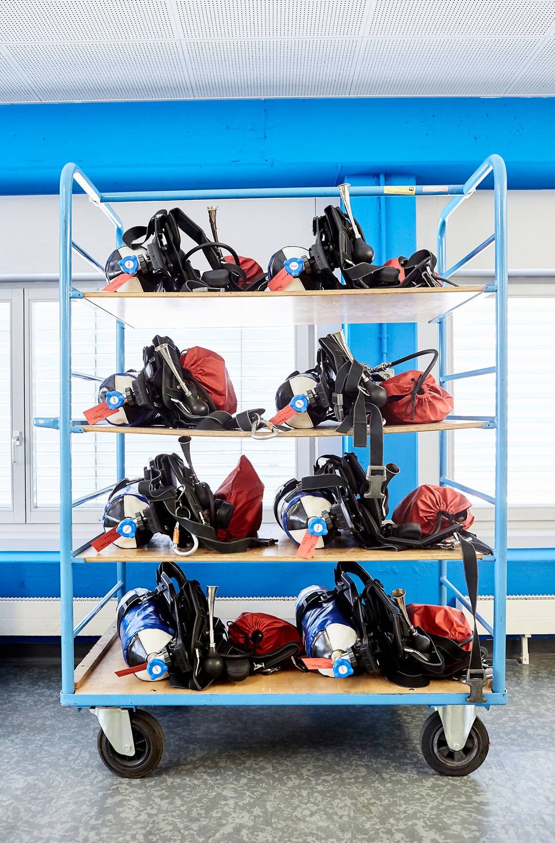 Sauerstoffflaschen auf Rollcontainer