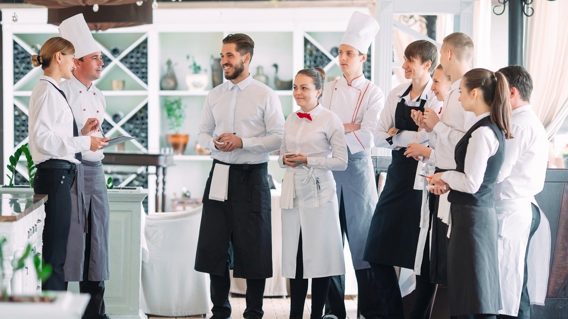 Za dobrą hotelową restauracją kryje się również atmosfera, która otacza gości podczas wizyty. Wystrój wnętrza, muzyka w tle, oświetlenie — wszystko to ma wpływ na ogólne wrażenia. Za dobrą hotelową restauracją kryje się również atmosfera, która otacza gości podczas wizyty. Wystrój wnętrza, muzyka w tle, oświetlenie — wszystko to ma wpływ na ogólne wrażenia.