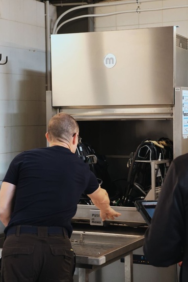 Nettoyage des dossards pompier en centre de reconditionnement