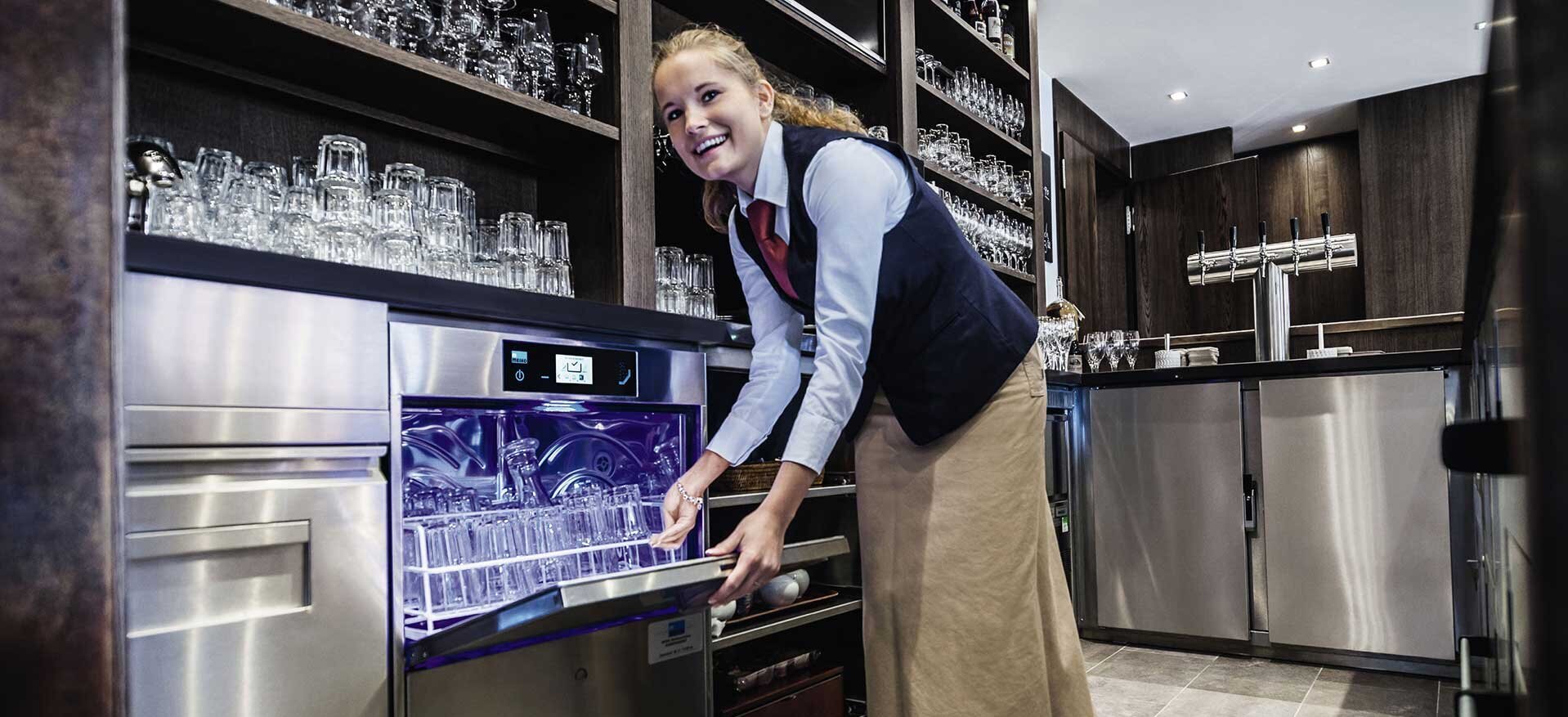 Professionelle Spülmaschine M-iClean U mit Gläsern Professionelle Spülmaschine M-iClean U mit Gläsern