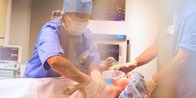 Junge Patientin mit Sauerstoffmaske im OP Kind mit Sauerstoffmaske im OP