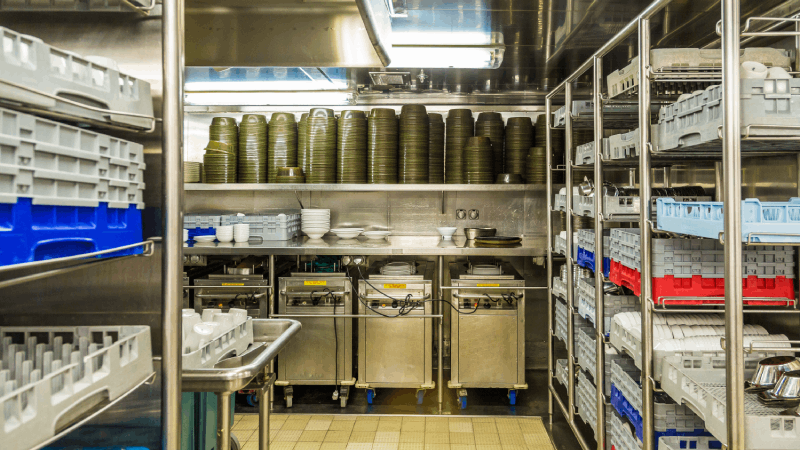 Una parte dell'area cucina in cui il lavaggio delle stoviglie e le giacenze sono gestiti dal personale di cucina. Una parte dell'area cucina in cui il lavaggio delle stoviglie e le giacenze sono gestiti dal personale di cucina.